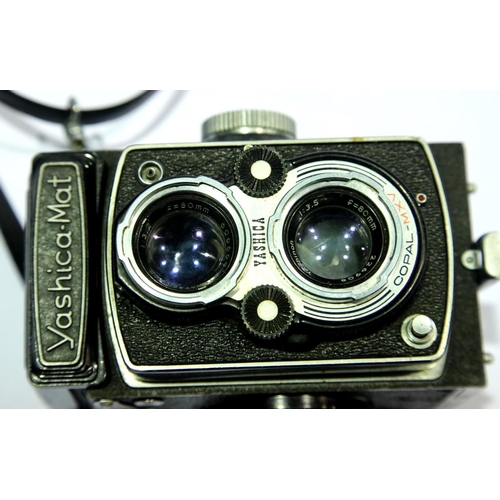 1296 - Yashica Mat twin lens reflex camera. P&P Group 2 (£18+VAT for the first lot and £3+VAT for subsequen... 