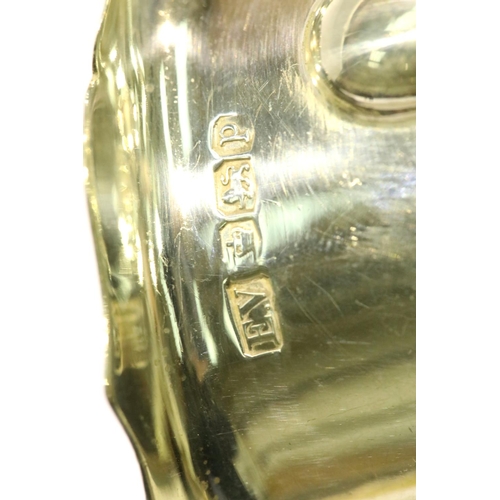 1317 - Hallmarked silver sauce boat by Viners, Sheffield assay, 99g. P&P Group 1 (£14+VAT for the first lot... 