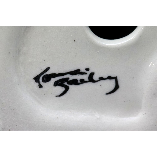 1389 - Lorna Bailey cat Doza, H: 13 cm. P&P Group 1 (£14+VAT for the first lot and £1+VAT for subsequent lo... 