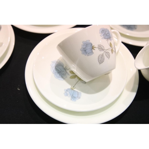 1419 - Wedgwood Ice Rose teaware, 29 pieces. Not available for in-house P&P
Condition Report: Teapot good, ... 