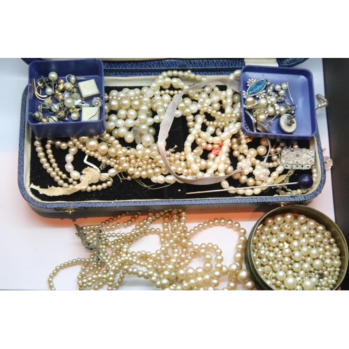 115 - Box of costume jewellery pearls. P&P Group 1 (£14+VAT for the first lot and £1+VAT for subsequent lo... 