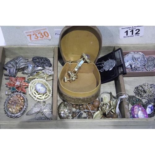 112 - Jewellery box containing enamel brooches, costume jewellery, some silver. P&P Group 2 (£18+VAT for t... 
