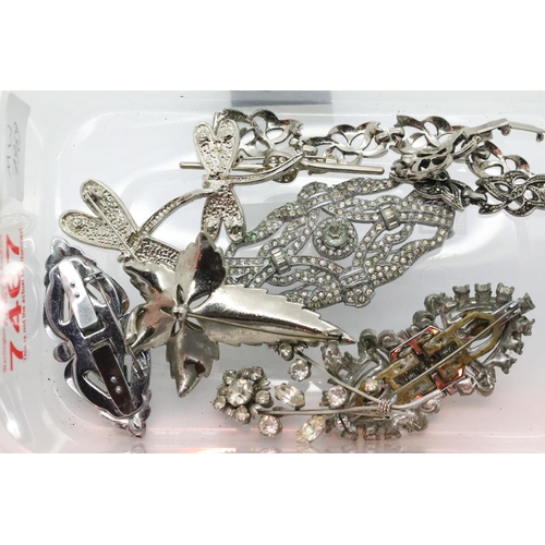 100 - Collection of mixed brooches. P&P Group 1 (£14+VAT for the first lot and £1+VAT for subsequent lots)