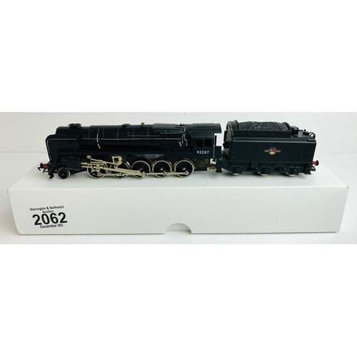 2062 - Hornby OO BR Black 92207 9F Loco - Supplied in Plain White BoxP&P Group 1 (£14+VAT for the first lot... 