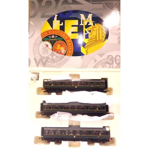 2287 - Hornby R229713 Class 110 three car D.M.U BR green, white cab roofs. P&P Group 2 (£18+VAT for the fir... 