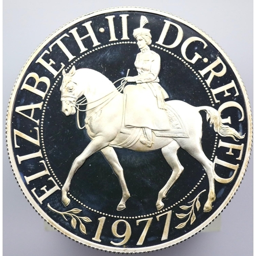 1231 - Elizabeth II proof silver 1977 crown. P&P Group 1 (£14+VAT for the first lot and £1+VAT for subseque... 