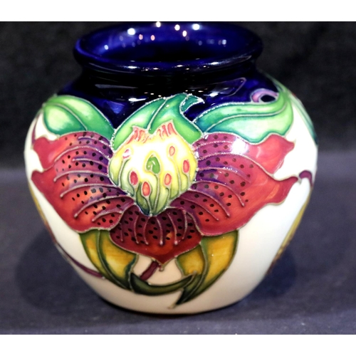 1349 - Moorcroft vase in the Anna Lily pattern, H: 7.5 cm. P&P Group 1 (£14+VAT for the first lot and £1+VA... 