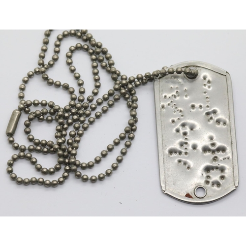 3056 - Iraq War type Iraqi dog tag on chain. P&P Group 1 (£14+VAT for the first lot and £1+VAT for subseque... 