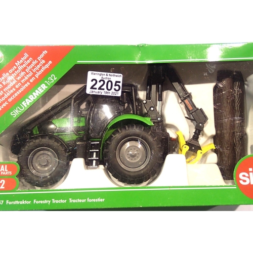 2205 - Siku 1:32 scale 3657 Forestry tractor with logs. P&P Group 1 (£14+VAT for the first lot and £1+VAT f... 