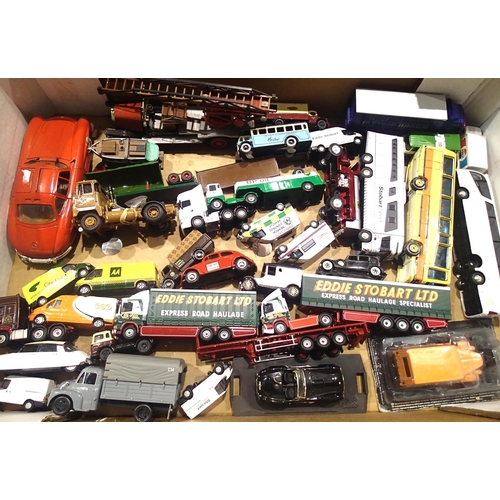 2226 - Quantity of unboxed diecast vehicles of various scales and makes. P&P Group 2 (£18+VAT for the first... 