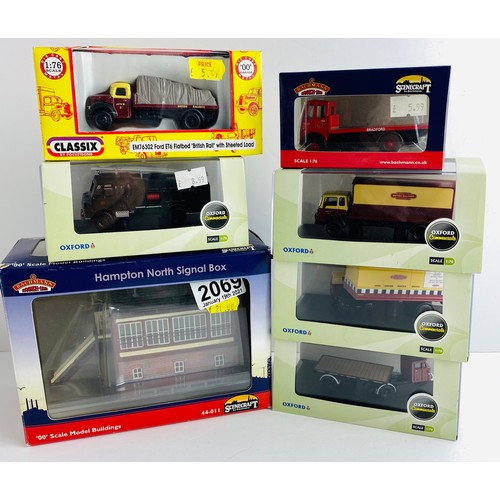 2069 - Bachmann 44-011 Hampton North Signal Box & 6x 1:76 Scale Vehicles - Everything is Boxed  (Plain Whit... 