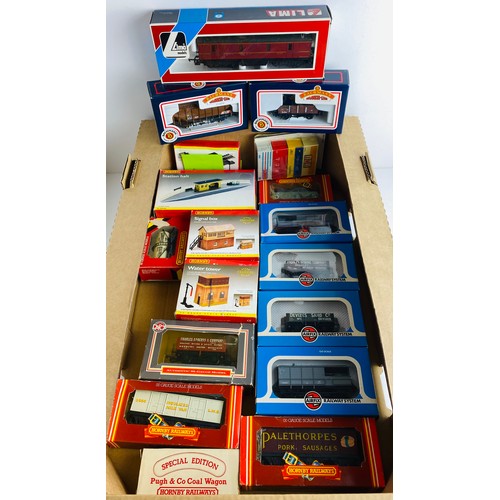 2157 - Mixed Tray of OO Gauge Buildings, Accessories & Rolling Stock P&P Group 2 (£18+VAT for the first lot... 