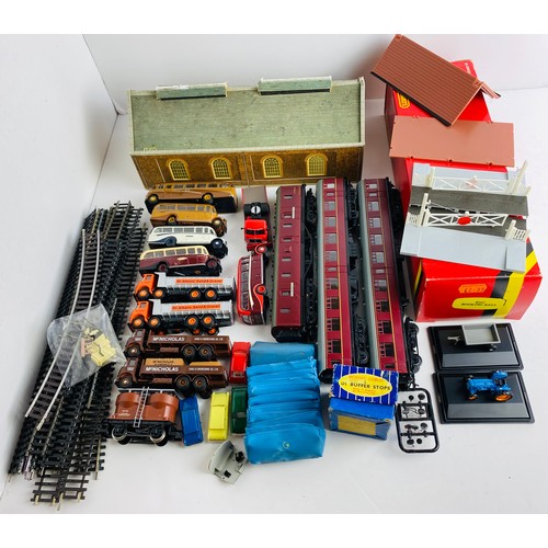 2107 - Tray of OO Gauge Accessories - See Picture P&P Group 1 (£14+VAT for the first lot and £1+VAT for sub... 