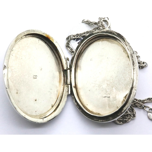 1015 - Hallmarked silver engraved oval locket, L: 35 mm and a Prince of Wales chain, L: 60 cm. (Hallmarks r... 