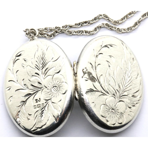 1015 - Hallmarked silver engraved oval locket, L: 35 mm and a Prince of Wales chain, L: 60 cm. (Hallmarks r... 