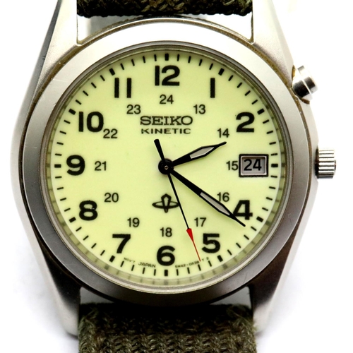 1102 - Boxed Seiko Kinetic gents wristwatch with papers. P&P group 2 (£18+VAT for the first lot and £3+VAT ... 