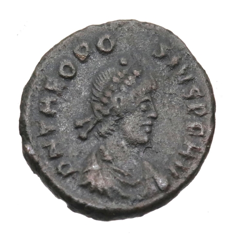 1147 - Roman AE4 Theodosius - RHO CHI Christogram with Victory. P&P Group 1 (£14+VAT for the first lot and ... 