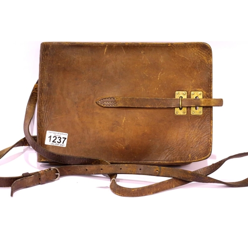 1237 - WWII German leather map case. P&P Group 1 (£14+VAT for the first lot and £1+VAT for subsequent lots)