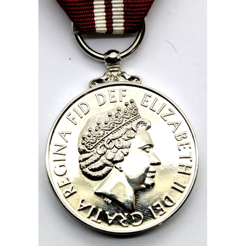 1293 - Elizabeth II 60 Year commemorative medal. P&P Group 1 (£14+VAT for the first lot and £1+VAT for subs... 