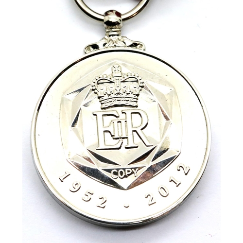 1293 - Elizabeth II 60 Year commemorative medal. P&P Group 1 (£14+VAT for the first lot and £1+VAT for subs... 