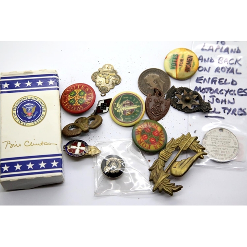 1296 - Mixed collectable 20th century badges and tokens. P&P Group 1 (£14+VAT for the first lot and £1+VAT ... 