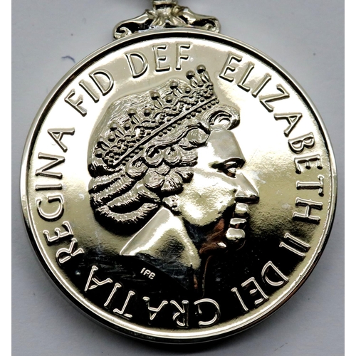 1303 - Elizabeth II 60 Year commemorative medal. P&P Group 1 (£14+VAT for the first lot and £1+VAT for subs... 