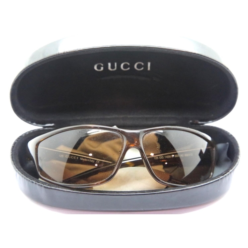 1309 - Pair of Gucci sunglasses with tortoiseshell style frames, boxed. P&P Group 1 (£14+VAT for the first ... 