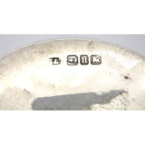 1350 - Victorian hallmarked silver pill box, Birmingham assay 1894. D: 4.7 cm, 21g. P&P Group 1 (£14+VAT fo... 