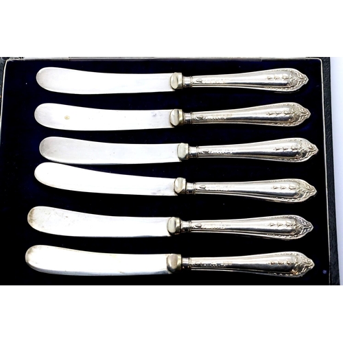 1351 - George V cased set of six tea knives with hallmarked silver grips, Sheffield assay 1922. P&P Group 1... 