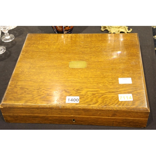 1400 - Oak rectangular box with vacant brass cartouche, 42 x 32 x 10 cm. P&P Group 2 (£18+VAT for the first... 