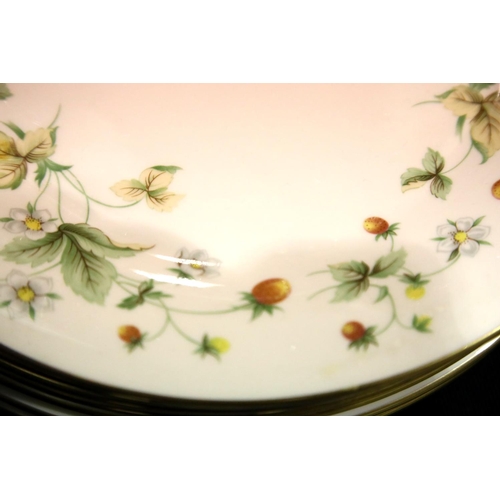 1418 - Eleven Royal Doulton Strawberry Cream dinner plates and four cake plates. P&P Group 3 (£25+VAT for t... 