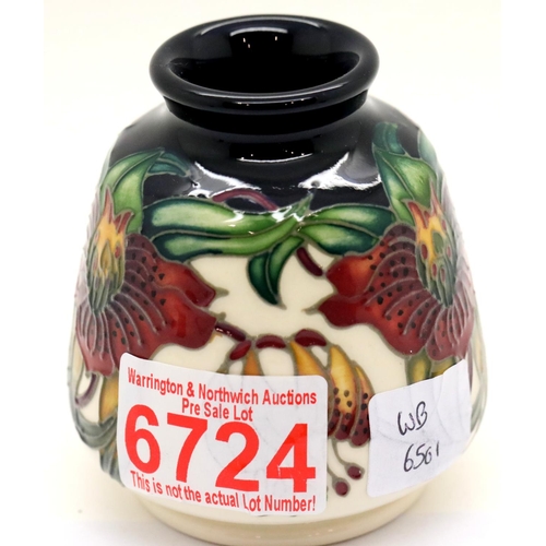 1473 - Moorcroft vase in the Anna Lily pattern, H: 8 cm. P&P Group 1 (£14+VAT for the first lot and £1+VAT ... 