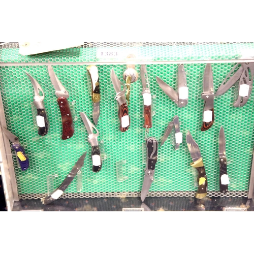 1383 - Knife display stand with 31 various branded knies. Not available for in-house P&P, contact Paul O'He... 