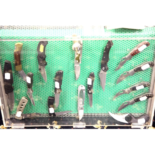 1383 - Knife display stand with 31 various branded knies. Not available for in-house P&P, contact Paul O'He... 