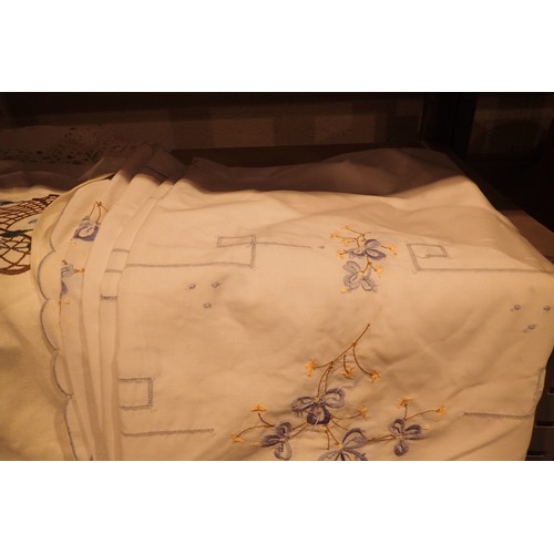 33 - Quantity of vintage embroidered tablecloths, one with lace trimming. P&P Group 1 (£14+VAT for the fi... 