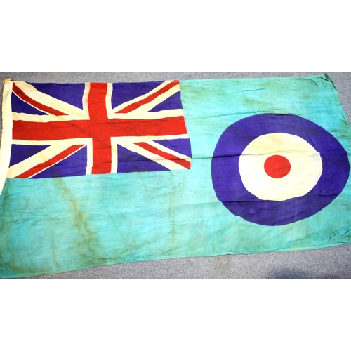 3023 - British WWII type RAF squadron base flag, bearing Air Ministry stamp and dated 1940, 90 x 150 cm. P&... 