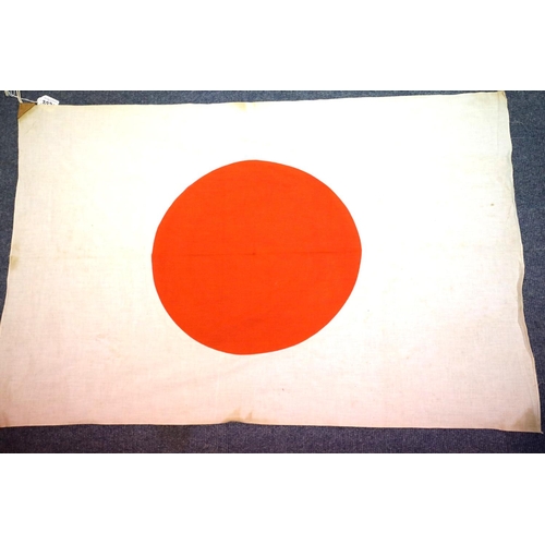 3025 - Japanese WWII type Hinomaru flag, 70 x 105 cm. P&P Group 1 (£14+VAT for the first lot and £1+VAT for... 