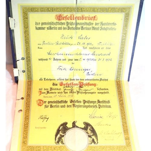 3028 - German Weimar Republic type fold out canvas bound certificate, dated 1932. P&P Group 1 (£14+VAT for ... 