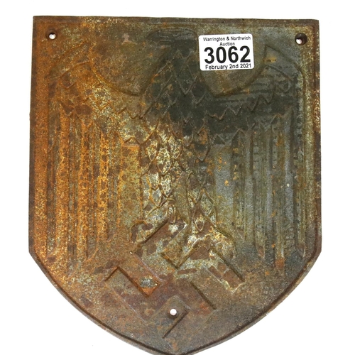 3062 - German WWII type cast iron wall shield, H: 24 cm. P&P Group 2 (£18+VAT for the first lot and £2+VAT ... 