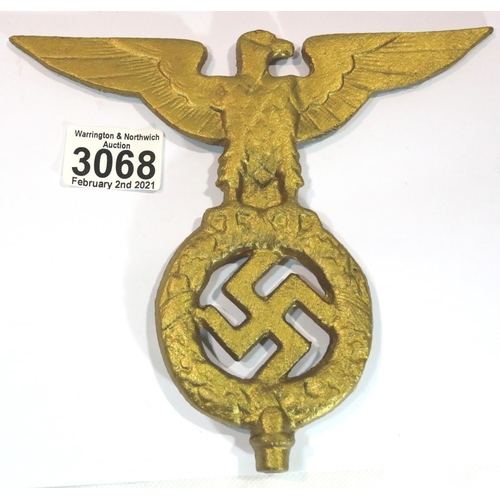 3068 - German WWII type gold painted cast metal flagpole finial, 19 x 17 cm. P&P Group 1 (£14+VAT for the f... 