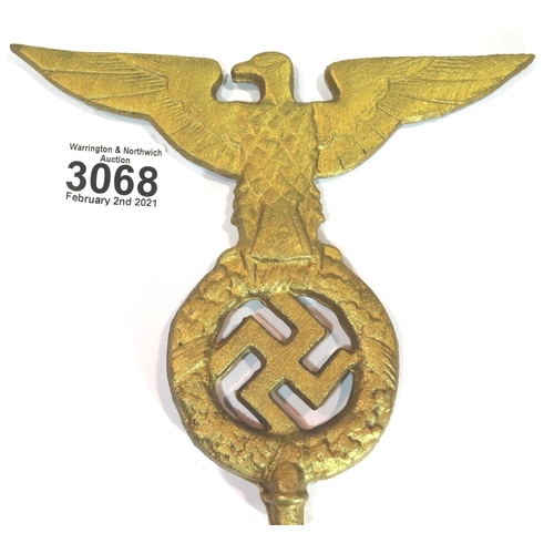 3068 - German WWII type gold painted cast metal flagpole finial, 19 x 17 cm. P&P Group 1 (£14+VAT for the f... 