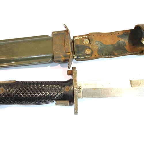 3177 - American M5 bayonet in plastic and leather scabbard, blade L: 18 cm. P&P Group 2 (£18+VAT for the fi... 