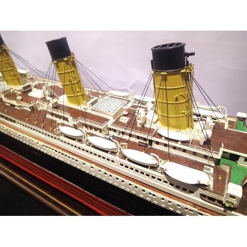 2333 - Mantua Models kit built RMS Titanic, fitted with radio control, transmitter and battery etc. Excelle... 