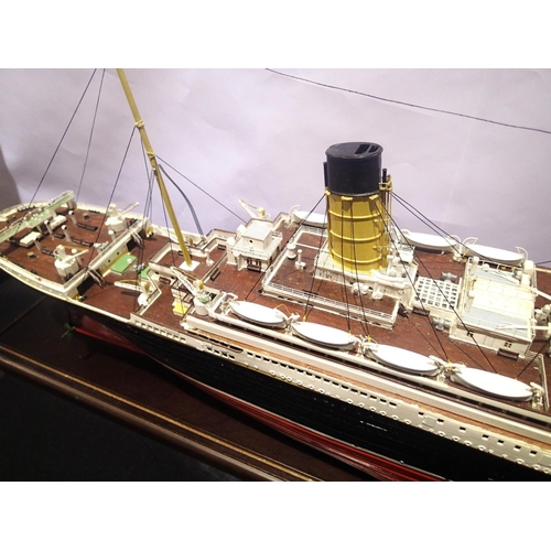 2333 - Mantua Models kit built RMS Titanic, fitted with radio control, transmitter and battery etc. Excelle... 