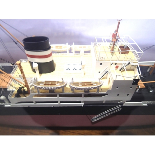 2336 - Static resin model of MV Governor, excellent detail, in display case and box, 60 cm. Not available f... 