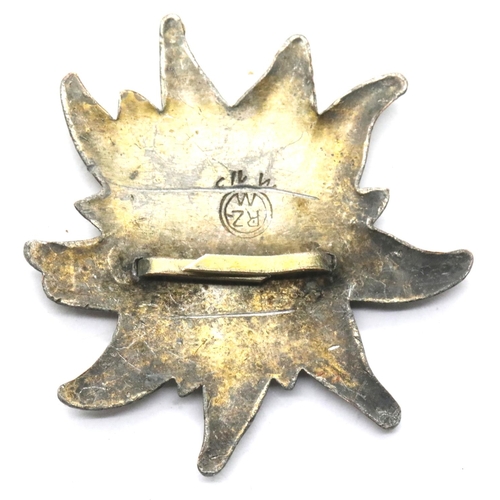 3235 - German WWII type Wehrmacht Edelweiss cap badge. P&P Group 1 (£14+VAT for the first lot and £1+VAT fo... 