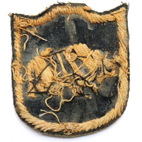 3307 - Polish WWII type embroidered cloth 1st Armoured Division patch. P&P Group 1 (£14+VAT for the first l... 