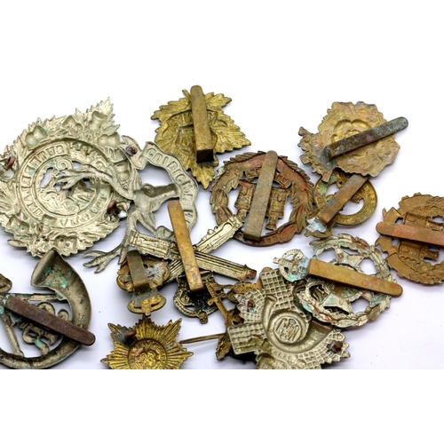 3310 - Collection of British WWII cap badges. P&P Group 1 (£14+VAT for the first lot and £1+VAT for subsequ... 