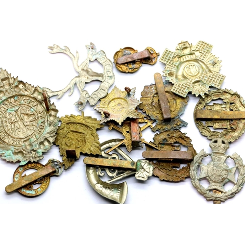 3311 - Collection of British WWII cap badges. P&P Group 1 (£14+VAT for the first lot and £1+VAT for subsequ... 