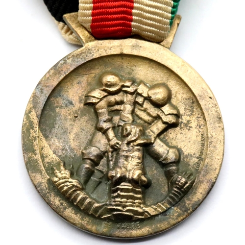 3410 - German WWII type DAK Italian Campaign medal. P&P Group 1 (£14+VAT for the first lot and £1+VAT for s... 